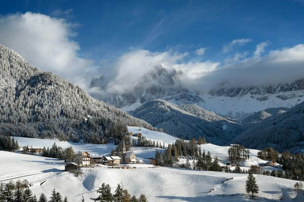 Comment explorer les villages traditionnels des Dolomites en Italie?