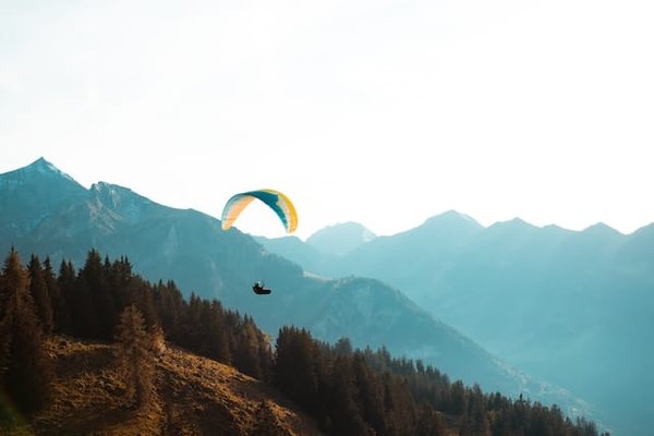 Comment organiser un camping pour une expédition de parapente en montagne?